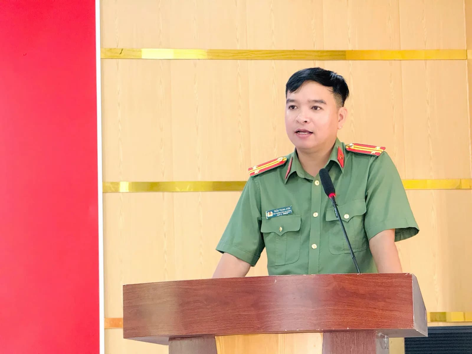 Đại diện Ban Tổ chức trình bày nội dung triển khai Ngày hội