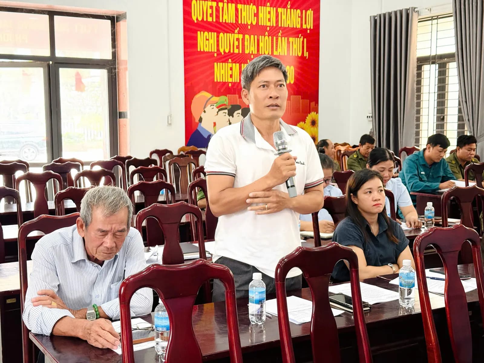Đại biểu đóng góp ý kiến tại Hội nghị triển khai công tác tổ chức Ngày hội
