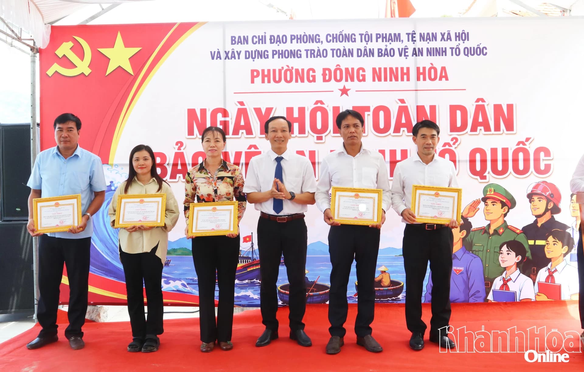 Các đại biểu nhận giấy khen tại Ngày hội Toàn dân bảo vệ an ninh Tổ quốc phường Đông Ninh Hòa năm 2026